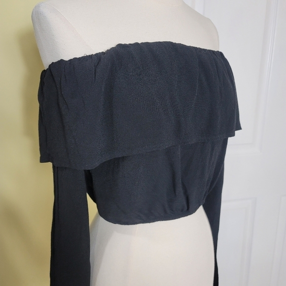 Silence + Noise | UO Black Off Shoulder Longsleeve Crop Blouse - Picture 2 of 6